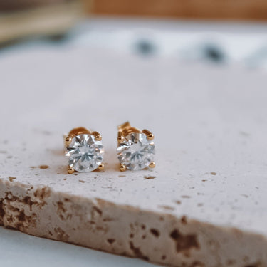 Aros Moissanita Dust Gold 1.0 quilate - Atesorame