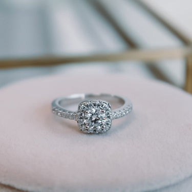 Anillo Moissanita Halo Solitario - Atesorame